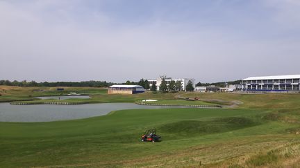 Le tour numéro 18 en préparation sur le golf national. (Fabrice Rigobert Radio France)