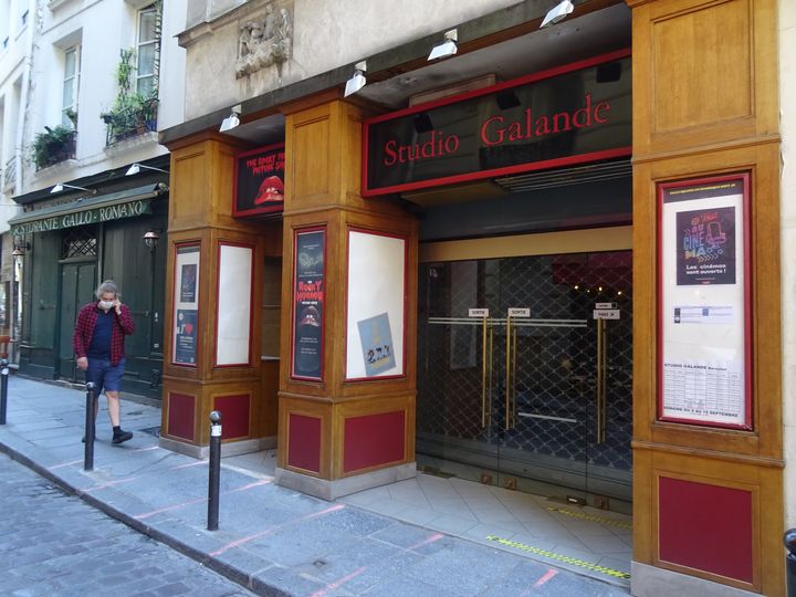 La façade du Studio Galande, salle de cinéma indépendante d'art et essai à Paris 5e, le 8 septembre 2020. (LAURE NARLIAN)