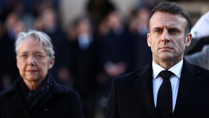 Elisabeth Borne et Emmanuel Macron lors de l'hommage national rendu à Jacques Delors aux Invalides, le 5 janvier 2024. (STEPHANIE LECOCQ / AFP)