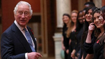 Le roi Charles III lors d'une&nbsp;cérémonie à Buckingham Palace, à&nbsp;Londres (Royaume-Uni), le 2 novembre 2022. (ISABEL INFANTES / AFP)