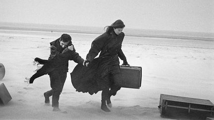 Le couturier Azzedine Alaïa et le mannequin Linda Spierings au Touquet en 1986 (Peter Lindbergh (Courtesy Peter Lindbergh Foundation))