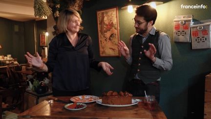 Luana Belmondo (à gauche) et&nbsp;Arnaud Bachelin (à droite) qui propose son "Cake de Noël". (CAPTURE D'ECRAN)