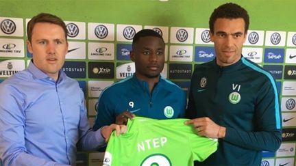 Paul-Georges Ntep lors de sa présentation officielle à Wolfsburg, en compagnie notamment de son nouvel entraîneur, Valérien Ismaël