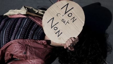 Une femme prend part à un rassemblement à Paris le 29 septembre 2018, pour appeler à une manifestation le 24 novembre contre les violences sexistes et sexuelles. (VINCENT ISORE / MAXPPP)