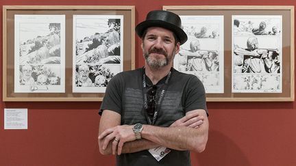 Charlie Adlard,&nbsp;dessinateur de la BD The Walking Dead au milieu de ses oeuvres&nbsp;au Musée d'Art Contemporain&nbsp;de Lyon le 7 juin 2019. (MAXIME JEGAT / MAXPPP)