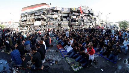 &nbsp; (Des fidèles célèbrent la fin du Ramadan sur les lieux de l'attentat qui a fait 250 morts dimanche à Bagdad en Irak © Thaier Al-Sudani/ Reuters)