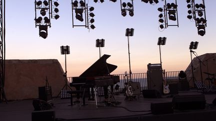 La scène du Théâtre de la Mer, à Sète, durant le festival Jazz à Sète (17 juillet 2018) (GUILLAUME BONNEFONT / MAXPPP)