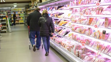 Des consommateurs passent devant un rayon charcuterie, le 21 avril 2017, dans une grande surface de Florenville (Belgique). (MAXPPP)