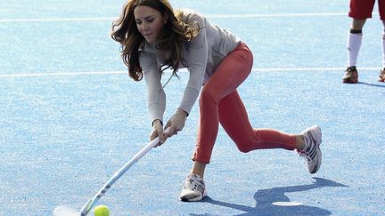 Kate Middleton, duchesse de Cambridge, joue au hoackey sur gazon &agrave; Londres (Royaume-Uni), au stade olympique, le 15 mars 2012. (CHRIS JACKSON / REUTERS)