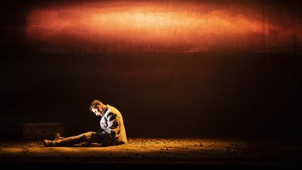 Benjamin Voisin dans "Guerre" au théâtre Petit Saint-Martin, à Paris (2023). (CLEPS_PUIG)