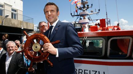 Emmanuel Macron, le 1er juin 2017, à Lorient (Morbihan), lors d'une visite sur le port. (STEPHANE MAHE / AFP)