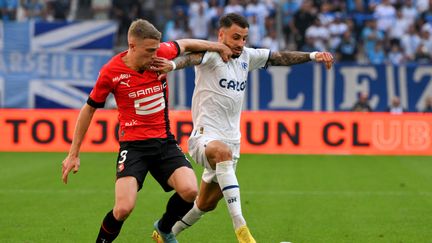 Le Rennais Adrien Truffert et le Marseillais Jonathan Clauss au duel en Ligue 1, le 18 septembre 2022 au Vélodrome. (NICOLAS TUCAT / AFP)