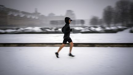 Un joggeur dans les rues de Paris, le 9 février 2018. (LIONEL BONAVENTURE / AFP)