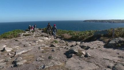 La Bretagne regorge de somptueuses promenades à faire l’été. Une en particulier vaut le détour dans le Finistère et mène les randonneurs jusqu’au bout de la pointe du Raz. (France 3)