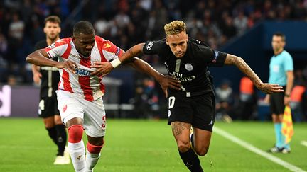 L'attaquant brésilien du PSG Neymar (à d.) se bat pour le ballon avec le défenseur de l'Etoile Rouge de Belgrade, Branko Jovicic, lors du match&nbsp;de Ligue des Champions, à Paris le 3 octobre 2018. (FRANCK FIFE / AFP)