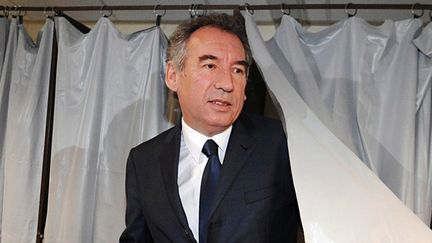 Fran&ccedil;ois Bayrou dans un bureau de vote de Pau (Pyr&eacute;n&eacute;es-Atlantiques) le 6 mai 2012. (PIERRE ANDRIEU / AFP)