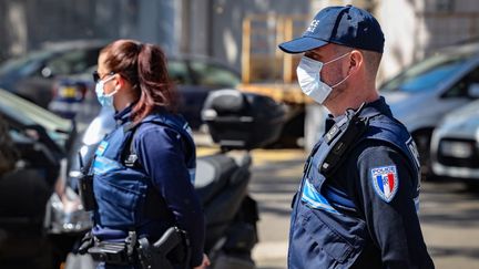 Des policiers municipaux portant des masques sanitaires, le 15 avril 2020 à Nice. (ARIE BOTBOL / HANS LUCAS)