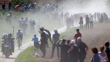 La poussière accompagne les coureurs du 119e Paris-Roubaix sur les secteurs pavés, le 17 avril 2022. (THOMAS SAMSON / AFP)