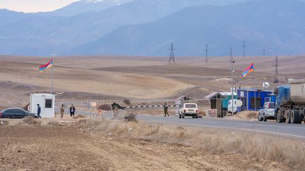 Des postes miltaires sur la ligne de front dans le corridor de Latchine, seul lien terrestre entre l'Arménie et le Haut-Karabakh, bloqué par l'Azerbaïdjan, le 2 février 2023. (GILLES BADER / LE PICTORIUM / MAXPPP)