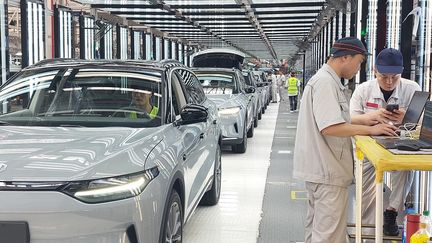 L’usine de véhicules électriques Leapmototr dans le sud de la Chine s'apprête à exporter ses premières voitures électriques vers l'Europe en septembre 2024 dans le cadre d'un partenariat avec Stellantis. (SEBASTIEN BERRIOT / MAXPPP)