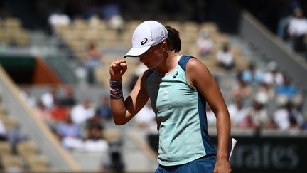 Iga Swiatek joue contre l'Américaine Jessica Pegula sur le court Central de Roland-Garros, le 1er juin 2022. (CHRISTOPHE ARCHAMBAULT / AFP)