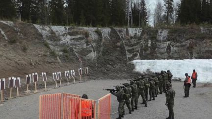 En Finlande, la population est de plus en plus inquiète face à la menace russe, alors que la guerre en Ukraine se poursuit. Ce conflit précipite de plus en plus de pays non-alignés vers l'OTAN. (FRANCE 2)