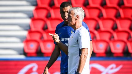 Kylian Mbappé et Didier Deschamps à l'entraînement au Parc des Princes, le 6 septembre 2023, avant le match de qualification à l'Euro 2024 entre la France et l'Irlande. (MATTHIEU MIRVILLE / AFP)