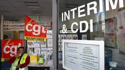 Un syndicaliste participe &agrave; l'occupation d'une agence d'int&eacute;rim Manpower, le 19 septembre 2008 &agrave; Paris. (JOEL SAGET / AFP)