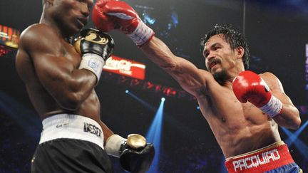 La droite de Manny Pacquiao esquivée par Timothy Bradley 