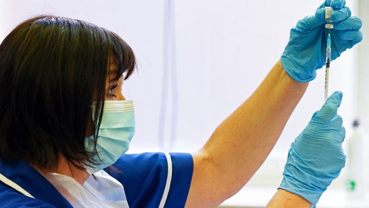 A nurse prepares a dose of Pfizer-BioNtech vaccine, in Derby (UK), 20 September 2021 (PAUL ELLIS / AFP)