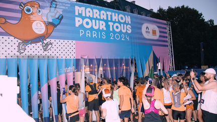 Des coureurs attendent le départ du Marathon pour tous, samedi 10 août, à Paris. (ALEXANDRE RAULT / HANS LUCAS / AFP)