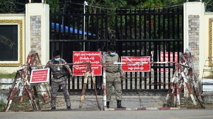 Des soldats autour de la prison de Rangoun (Birmanie) préparent la libération de milliers de prisonniers, le 17 novembre 2022. (AFP)