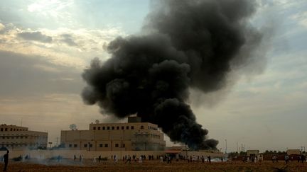 De la fum&eacute;e s'&eacute;chappe de l'ambassade am&eacute;ricaine &agrave; Khartoum (Soudan) le 14 septembre 2012. (STR / AFP)