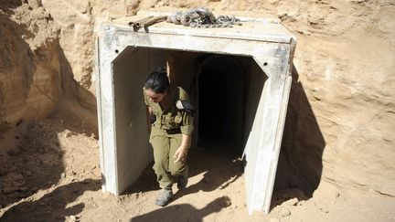 Une soldate isra&eacute;lienne sort d'un tunnel palestinien d&eacute;couvert par Tsahal et reliant la bande de Gaza &agrave; Isra&euml;l, le 13 octobre 2013. (DAVID BUIMOVITCH / AFP)