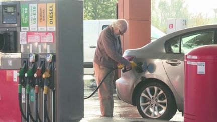 Si la situation s'est améliorée dans les stations-service, elle reste néanmoins fragile en&nbsp;Île-de-France, vendredi 21 octobre,&nbsp;alors que débutent les vacances de la Toussaint. (FRANCEINFO)