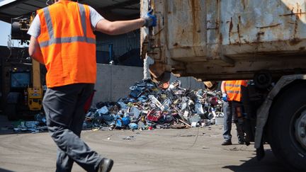 Une benne vient de décharger ses déchets qui vont être triés, à Saint-Sylvain-d'Anjou (Maine-et-Loire). (MAXPPP)