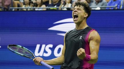 L'Américain Ben Shelton face au Serbe Novak Djokovic, le 8 septembre 2023, pendant la demi-finale de l'US Open. (TIMOTHY A. CLARY / AFP)