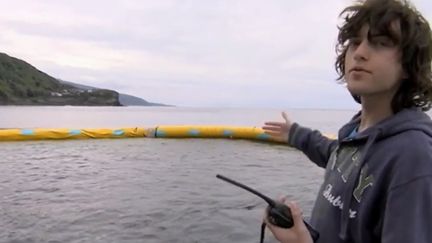 Chaque année, huit millions de tonnes de plastique sont déversées dans les mers et océans. Un fléau auquel s'attaque un jeune néerlandais qui a construit un nouveau système qui devrait entrer en action d'ici un an.&nbsp; (France 3)