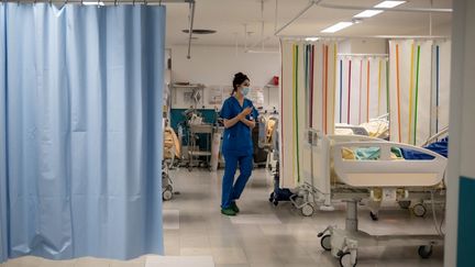 Une infirmière soigne des patients au service de réanimation de l'hôpital&nbsp;du Kremlin-Bicêtre, près de Paris, le 27 mai 2021. (BERTRAND GUAY / AFP)