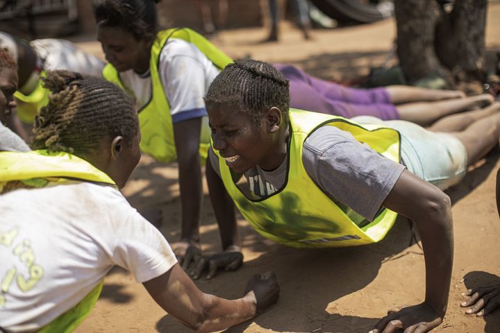 La formation des femmes candidates pour intégrer des unités de lutte contre le braconnage à&nbsp;Phundundu (nord du Zimbabwe) : un entraînement de commando... Photo prise le 17 septembre 2019.&nbsp;&nbsp;&nbsp; (GIANLUIGI GUERCIA / AFP)