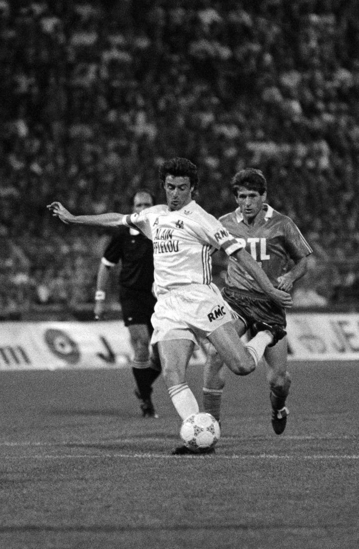 Le Marseillais Philippe Vercruysse sur la pelouse du Vélodrome, le 5 mai 1989. (RICHARD BARSOTTI / AFP)