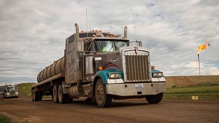 sillonnent les routes de Williston chaque jour
 
Pourtant, le transport du pétrole par la route pose un problème à toute la région car le gisement de Bakken est situé à des milliers de kilomètres des raffineries.

Les chauffeurs de camion peuvent gagner jusqu’à 10.000 euros par mois.