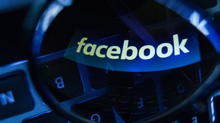 Un ancien prestataire de Facebook a assuré, le 9 mai 2016, que les "tendances" affichées par le réseau social outre-Atlantique sont régulièrement modifiées pour écarter les opinions conservatrices. (JAAP ARRIENS / NURPHOTO / AFP)