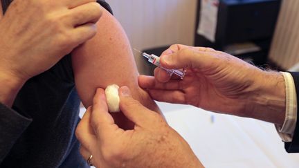 Le vaccin contre la grippe plus que jamais indispensable pour les personnes fragiles, notamment en cette période de deuxième vague du Covid-19.&nbsp; (MAXPPP)