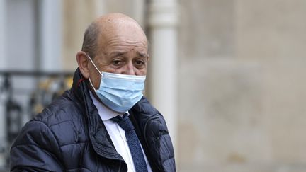 Jean-Yves Le Drian, à la sortie du palais de l'Elysée, à Paris, le 26 janvier 2022. (LUDOVIC MARIN / AFP)