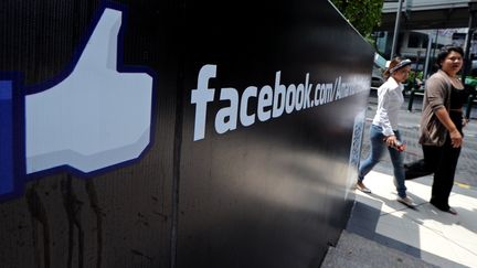 Le logo Facebook dans un centre commercial de Bangkok (Tha&iuml;lande), le 15 mai 2012. (PORNCHAI KITTIWONGSAKUL / AFP)