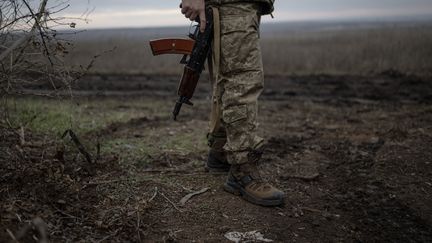 Des soldats ukrainiens en position de combat sur la ligne de front à Zaporijjia en Ukraine, le 5 décembre 2023. (OZGE ELIF KIZIL / ANADOLU)