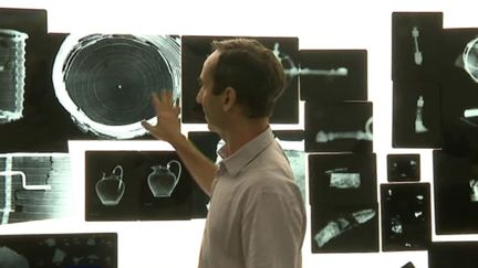 Benoit Mille, archéologue métallurgiste devant les scanners des trésors du prince celte de Lavau
 (France 3 / Culturebox)