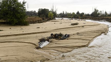 Des voitures prises dans la vase, sur les bords d'une rivière dans la commune d'Alea del Fresno, près de Madrid (Espagne), le 4 septembre 2023. (OSCAR DEL POZO CANAS / AFP)