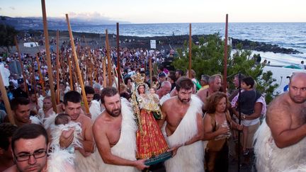 Habitants des îles Canaries portant la tenue des bergers Guanches, population autochtone préhispanique d'origine berbère. Ils participent au pèlerinage de la vierge de Socorro, à Tenerife, le 7 septembre 2013. (DESIREE MARTIN / AFP)